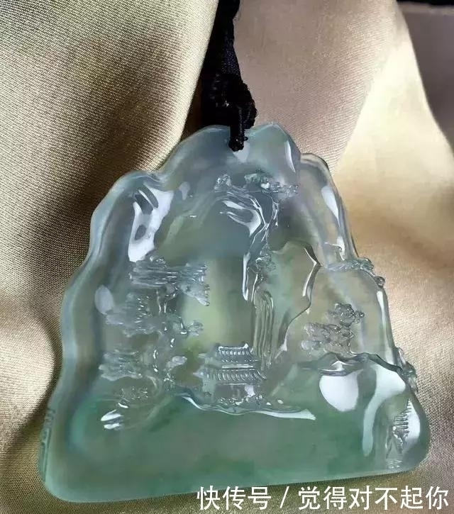 水头|老大爷嫌自己佩戴的翡翠水头不太好,用水一泡后,一看吓了一跳