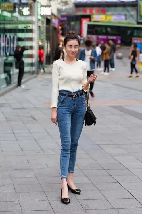 红色高跟鞋 美女脚上一双尖头的黑色高跟鞋,整体的黑色搭配看上去十分的典雅