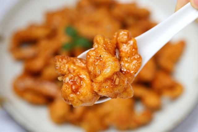 花三块钱买了一块鸡胸，满满当当做一大盘，酸甜焦脆好吃到吮手指