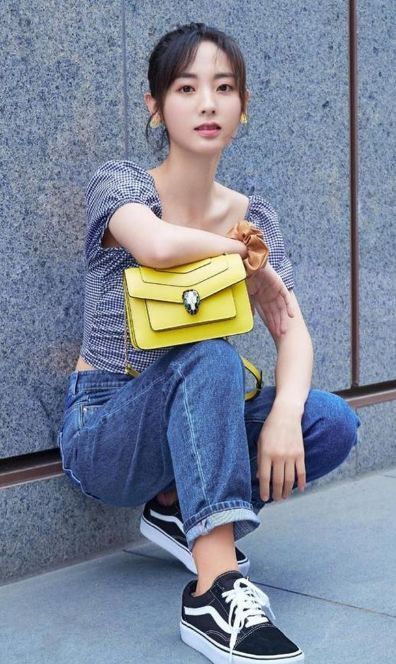 身材 身材高挑的小美女,玫红色吊带连衣裙,唯美又时尚