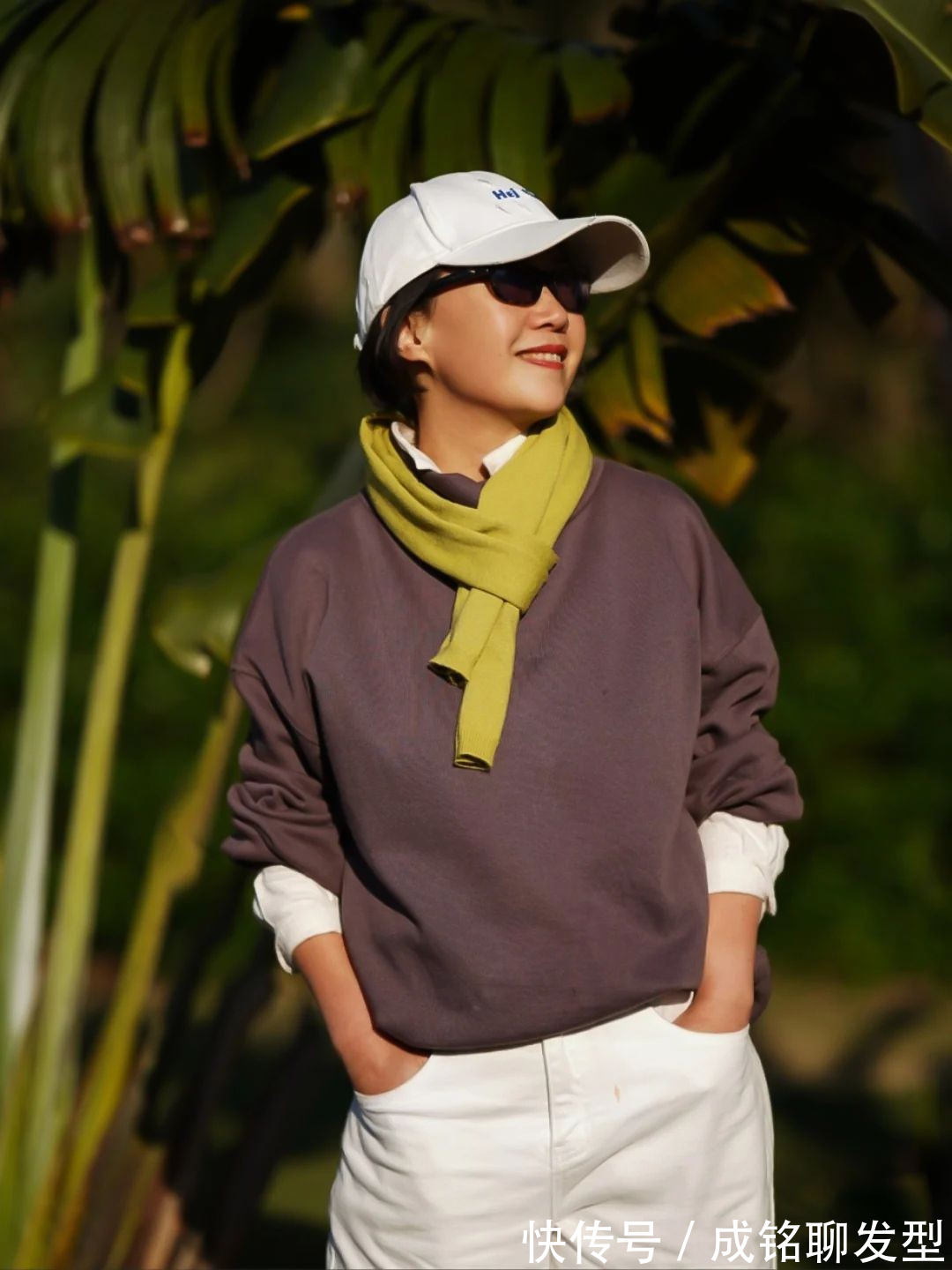 风衣|60岁女人入秋这样穿,简单随意的穿搭舒服又高雅,时尚减龄有格调