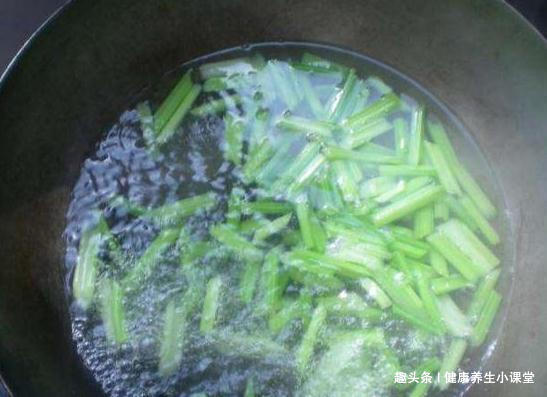 芹菜汁|“失眠天敌”被发现，每天喝一杯，入睡不费力，一觉睡到天亮