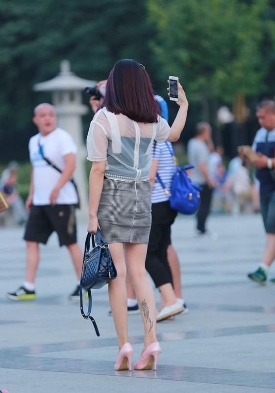 时尚|时尚街拍唇红齿白的小姐姐,一身黑色穿搭,脚上的凉拖鞋辣眼睛