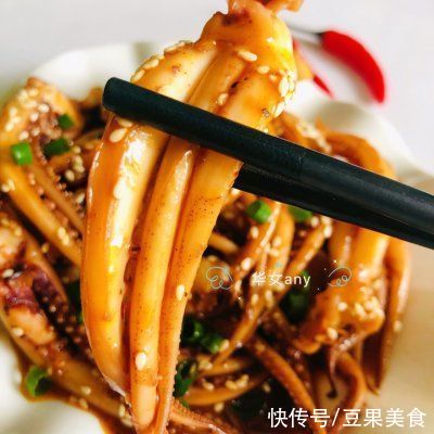 好吃|黑椒香辣鱿鱼须这样做也太好吃了，每天下饭都靠它