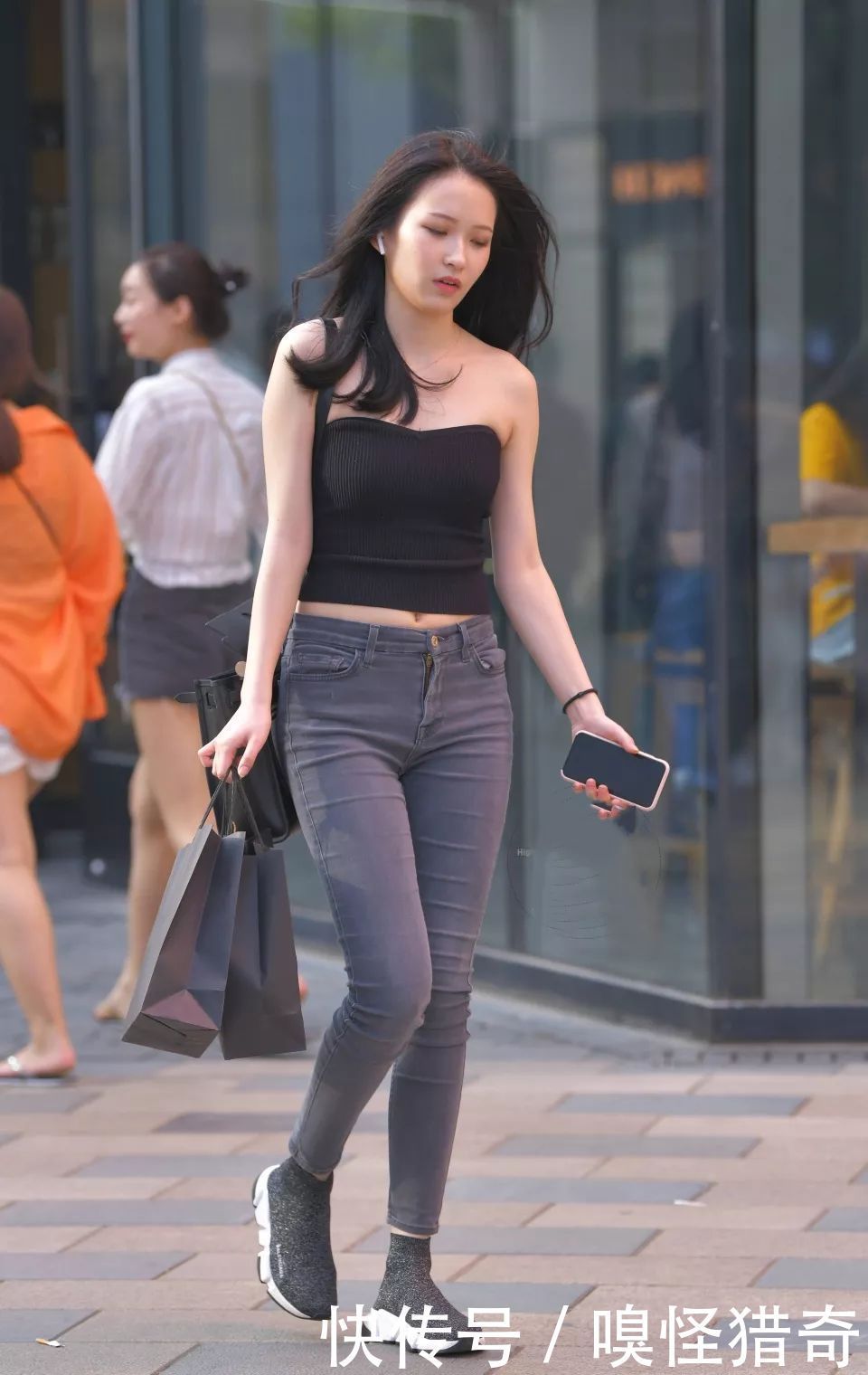 小姐姐|街拍美女:小姐姐紧身牛仔裤搭配黑色吊带上衣,真的太漂亮了
