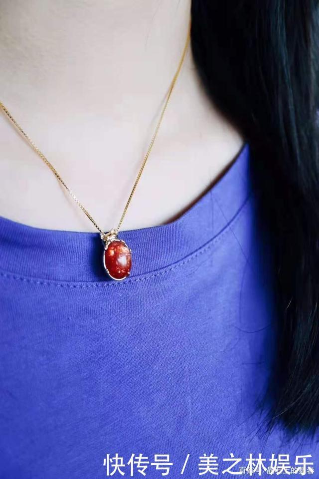 秋冬一款胸针胜过10件大牌珠宝,get胸针的佩戴方式!