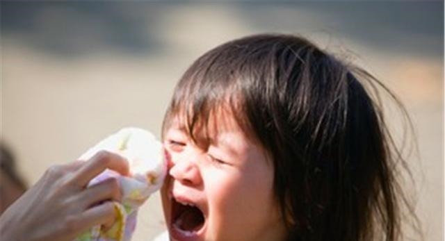 孩子|4岁女儿把手机放水里“洗”,妈妈失控之后,孩子再也没醒过来