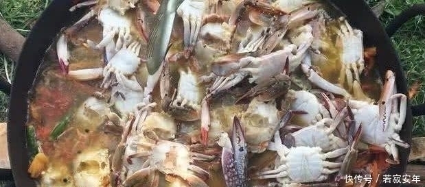 印度小伙用40只螃蟹100个鸡蛋做菜,做好,网友笑到前俯后仰