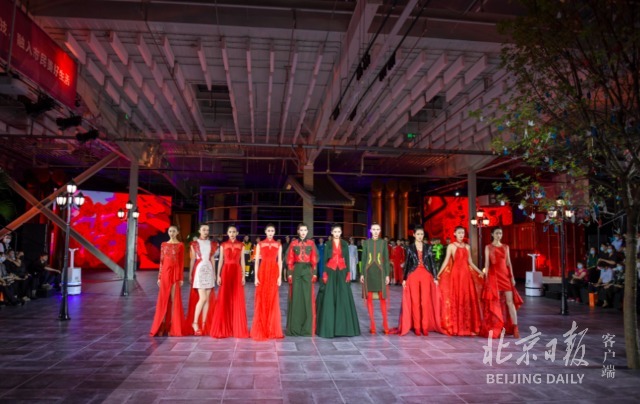 走秀|2021北京时装周开幕!消防员、环卫工、乘务员登台走秀