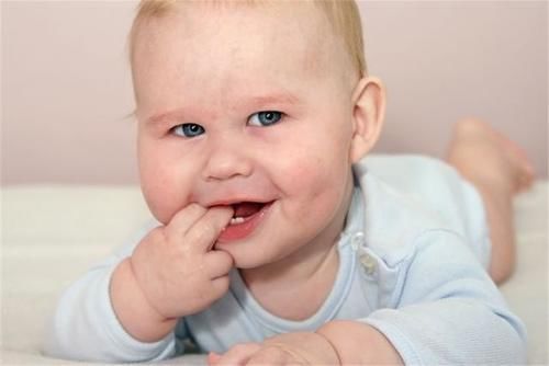 发育|多摸摸宝宝两个部位,有助于大脑发育,每位新手爸妈都学习一下