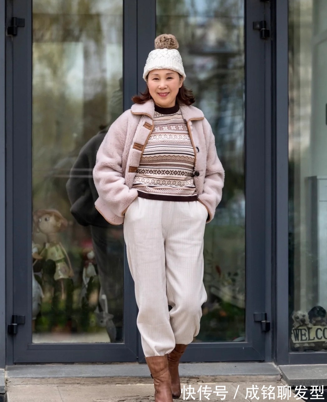 色系 六七十岁的老年人别总穿黑色!试试这四种单品,洋气时尚还显年轻