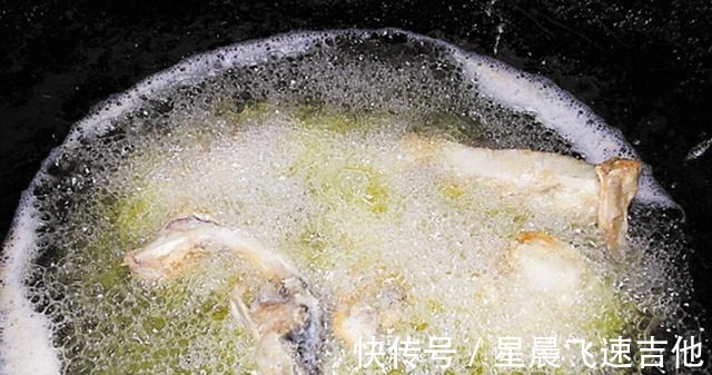 大厨|炸过鱼的油别再倒了，大厨教你处理诀窍，炒啥啥香，没有一点异味！