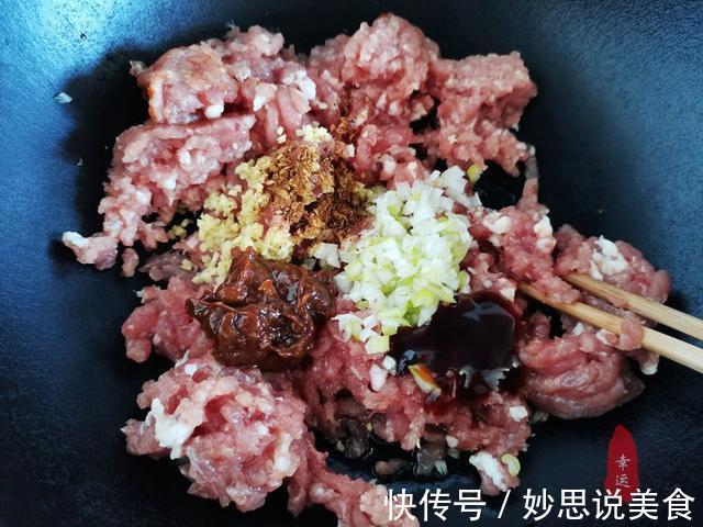 试试我这个馅料的包子,冬瓜粒粒分明,肉香味美让你食欲大开