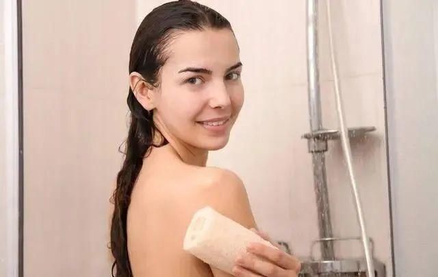 无论男女,洗澡时尽量少做这五件事,当心吃亏的是自己