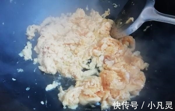 宝宝们|西红柿别再炒蛋了，鸡蛋这样炒，没上桌就抢光，好多人有钱买不到