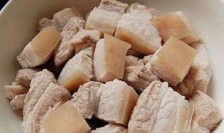 做红烧肉时，用冰糖还是白糖厨师长做错了，难怪红烧肉会发苦