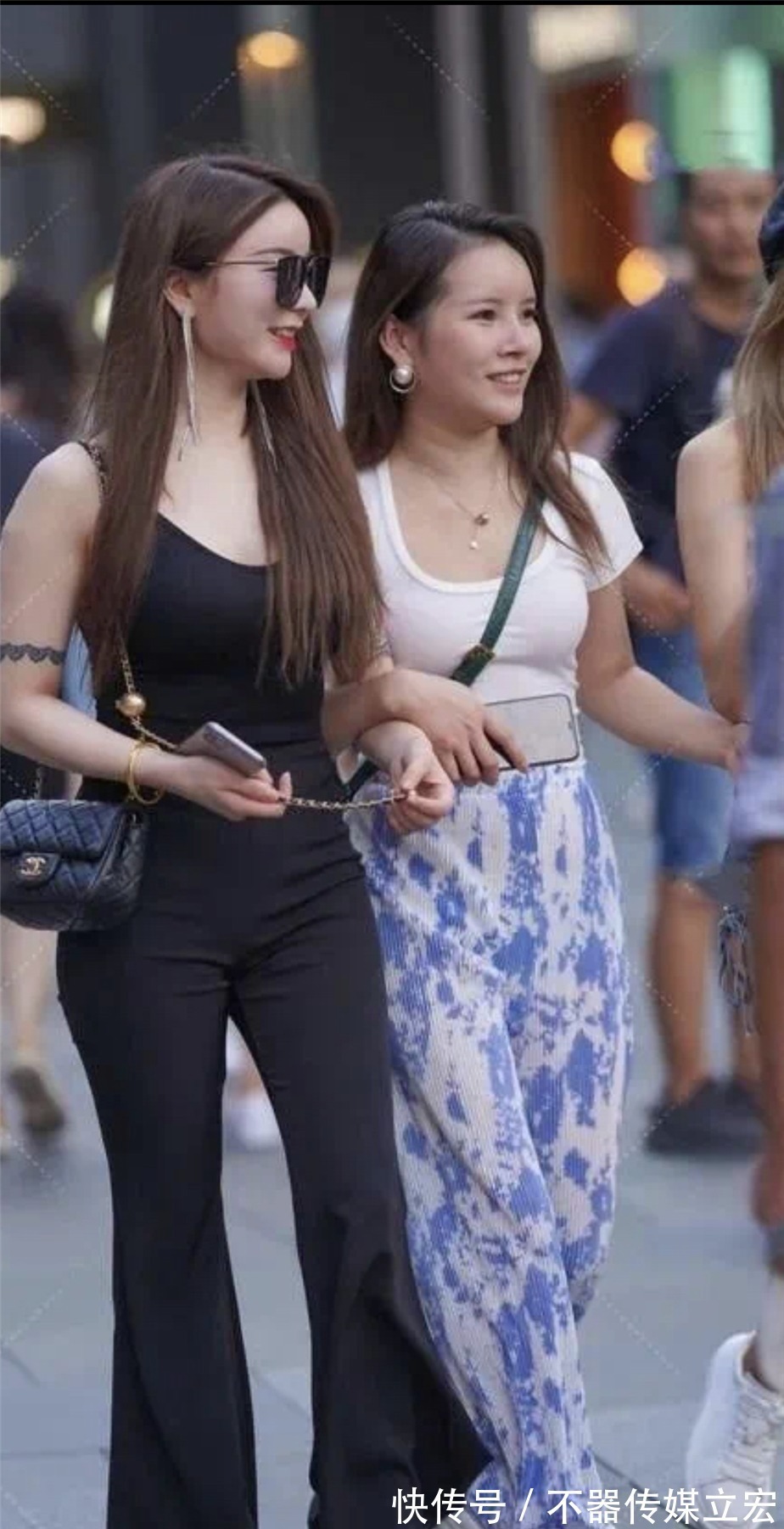 阔腿裤 黑色阔腿裤搭配大圆领T恤,彰显时尚知性与韵味,颇有名媛淑女范