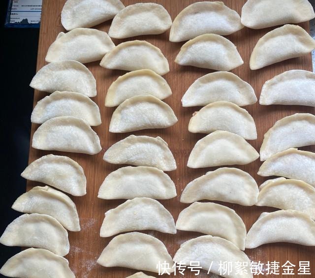 y黄瓜猪肉虾皮饺,皮包馅儿大,味道鲜美!