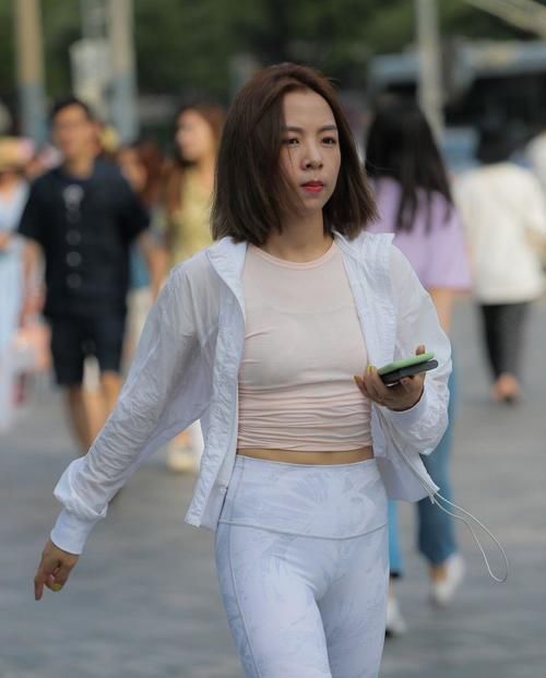 穿搭 敢穿瑜伽裤出行,美女对自己身材非常自信,搭配性感又妩媚