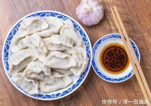 包韭菜饺子,万不可直接拌馅,掌握几个小技巧,韭菜不出水不变色