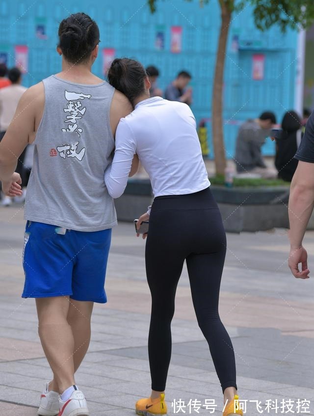 运动套装 黑白紧身运动套装,搭配亮黄色运动鞋,时髦亮眼!