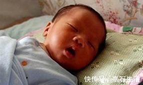 甜甜|孩子如果经常这么睡觉,以后可能与高个子无缘,父母要多加注意了