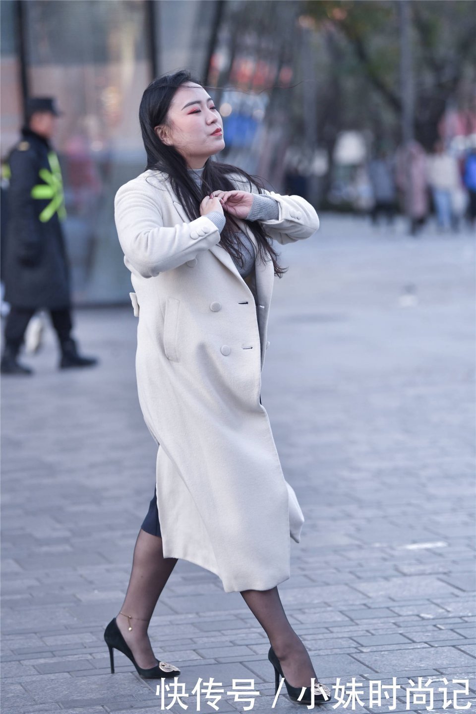 胖瘦|街拍:秋冬里的姑娘,无论胖瘦都喜欢黑色丝袜,搭配尖头细跟鞋更显气质