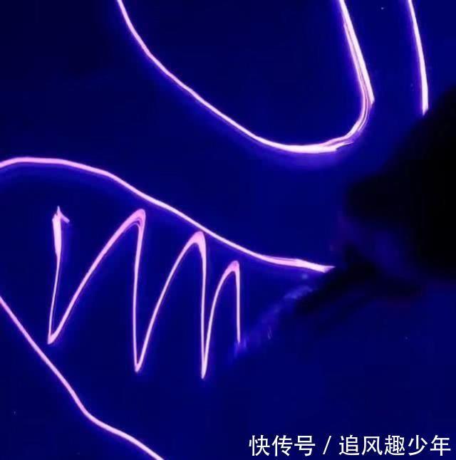 炸裂|美术生手绘荧光毒液,被吐槽“小学生”水平,成品效果炸裂!
