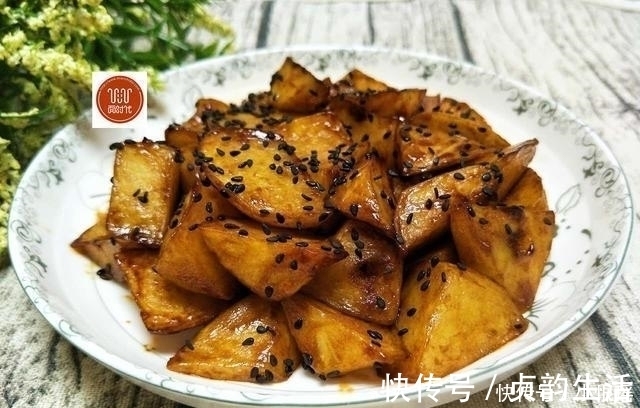 小面姨|土豆新吃法，这么做简单又美味，比肉都好吃，做一盘，上桌就光盘