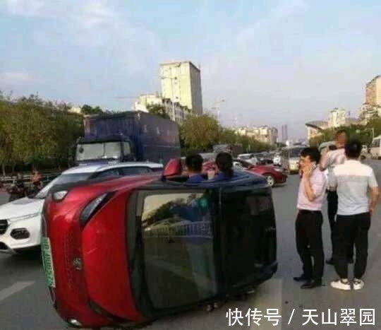 |搞笑图片幽默段子笑话：哈哈哈，妹子你们在看什么呢