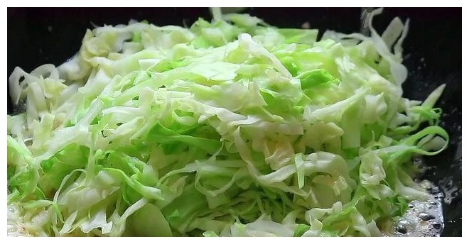 包菜和粉条放在一起,简单一做,比吃肉还香,超简单