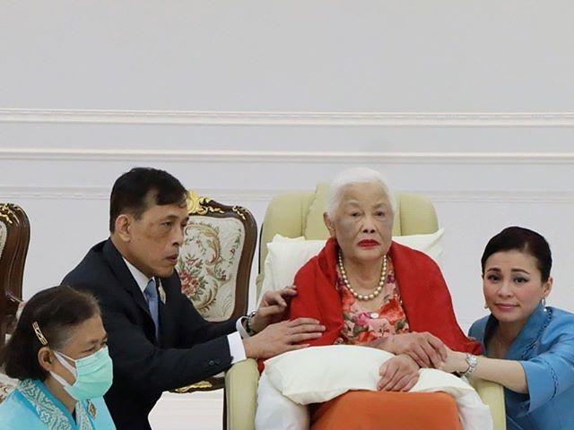 粉宝石 泰国太后年轻时靠粉宝石撑场面!如今瘫痪多年,脸庞怎么变这么黑