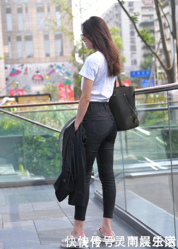 女生们|修身牛仔裤让你展现身材优势，轻松搭配出个性美！