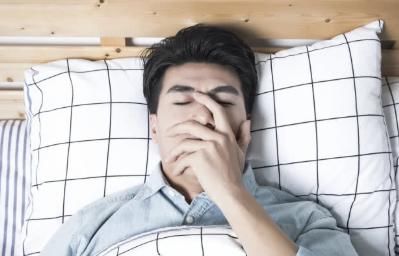 睡觉时候4种特征，可能是脑梗来“敲门”，提示你该去检查了