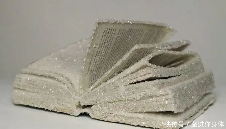 亚历克西斯·&她创作雕塑时“开挂”了:把书丢进水里,等2天作品就完成了