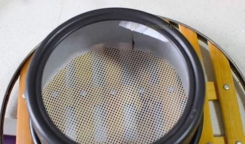 这个小点心，不用揉面不用发酵，一搓一蒸就做好，咸口米糕真好吃