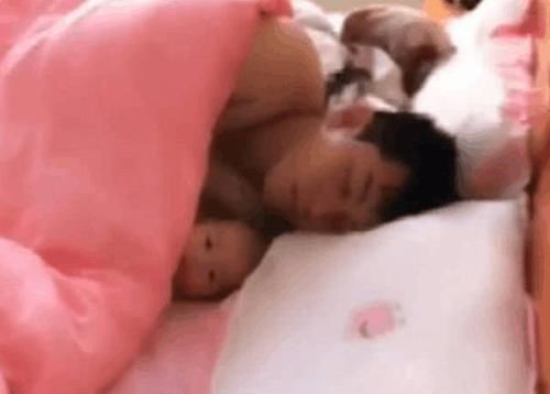 那个女人|妈妈起床后爸爸搂着宝宝睡觉, 当妈妈回头看到时, 眼圈湿润