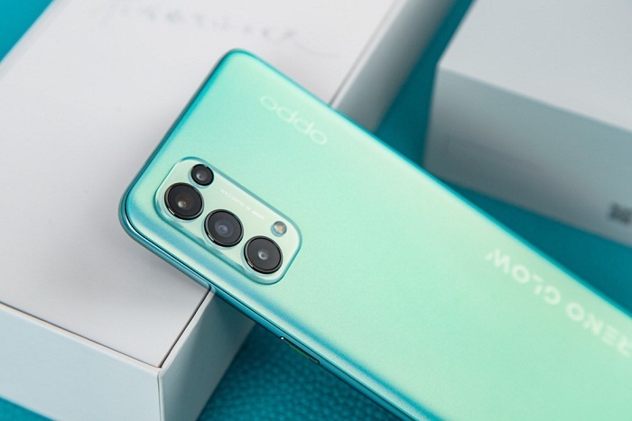 小女生 OPPOReno5K的恋恋青风配色,透露出小女生的羞涩与纯洁