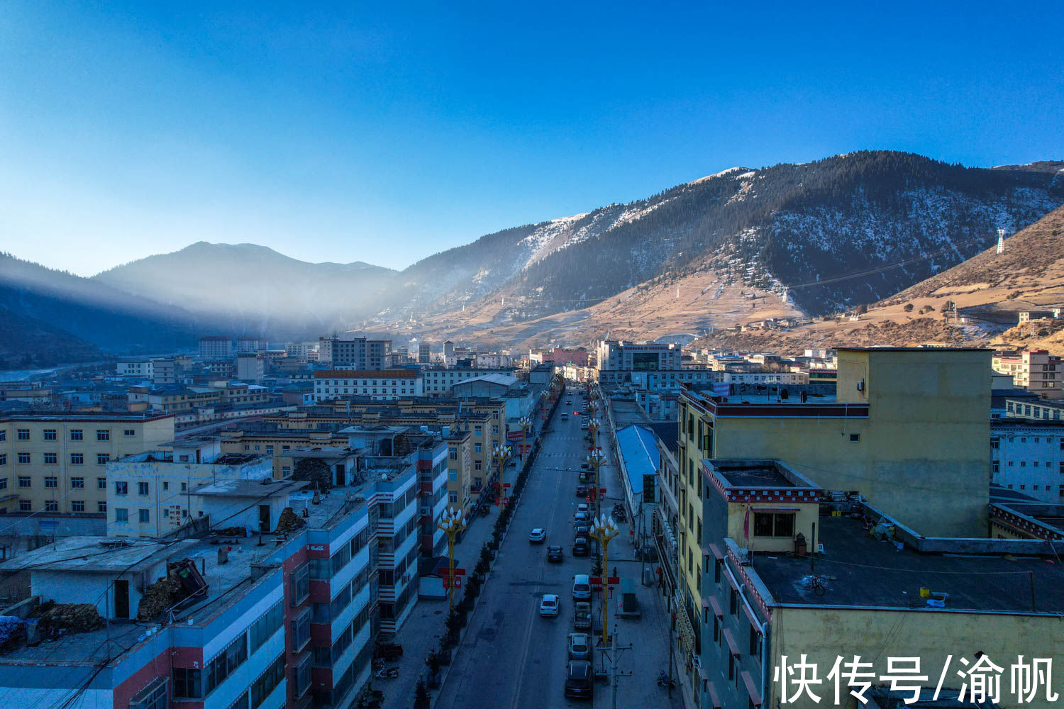 类乌齐|西藏小城以大山为名，雪山湖泊马鹿美如画，被称为东方小瑞士