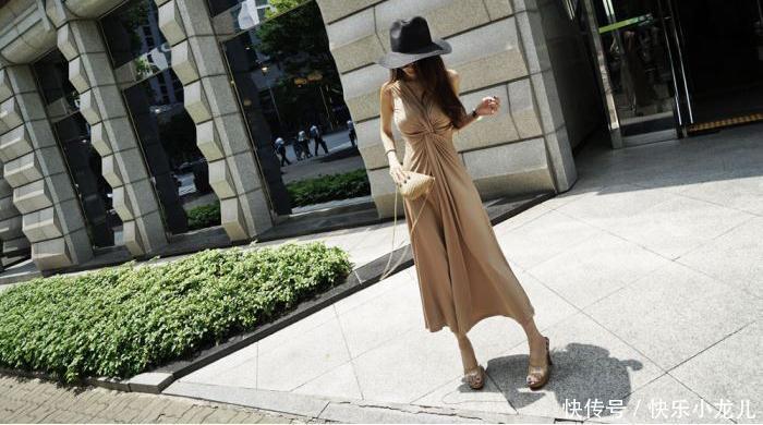 街拍扭曲裹胸长裙,有点小性感仿若绝代佳人