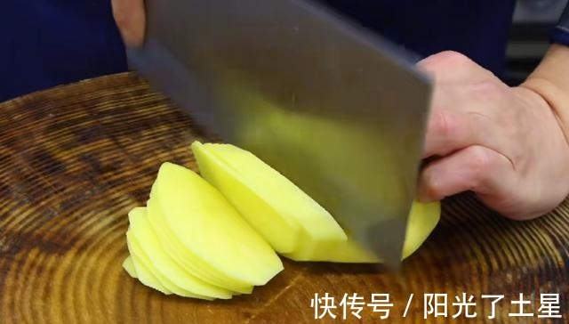 干煸土豆丝的家常做法，干香酥脆，麻辣可口，全家都爱吃！