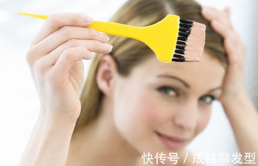 染发|头发“一半黑一半黄”,怎么才能染均匀?学会这三招轻松染头发