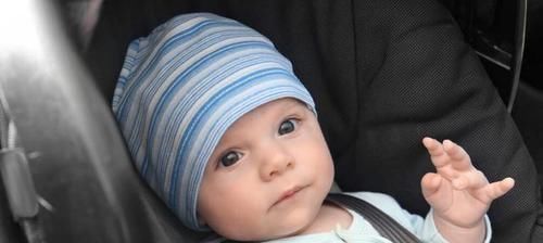 孩子|“最无奈宝宝”火了，父母吃烧烤嫌娃碍事放进包里，网友：捡来的