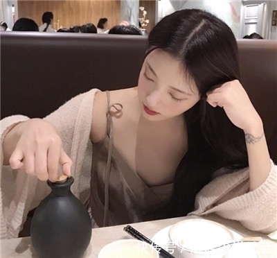 |搞笑gif:姑娘,你洗头发怎么只洗前面,不洗后面的头发?