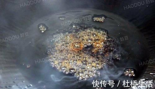 分量|炒糖色时,第一步放冰糖就错了!再加一步,糖色透亮有光泽还不苦