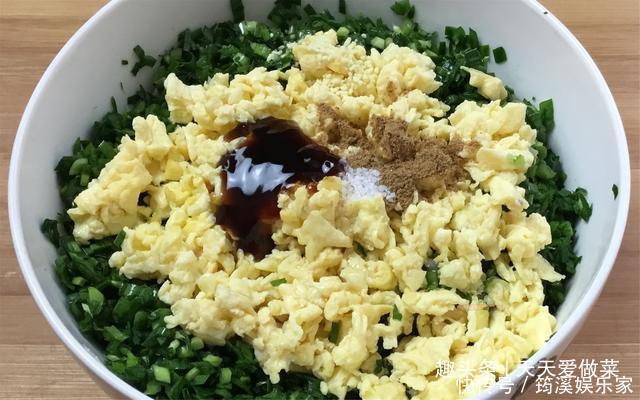 韭菜烙盒子,这么做饼皮不干不硬特柔软,鲜香又入味,真解馋