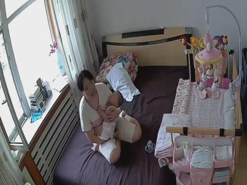 妈妈没法将宝宝哄睡，查看监控向保姆“偷师”，却忍不住流下眼泪