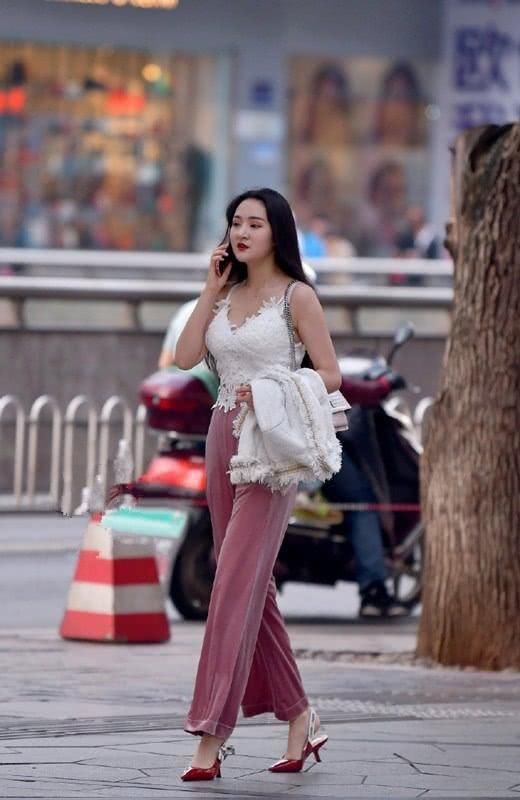 美女休闲风的搭配潇洒大气，活力十足而且又很