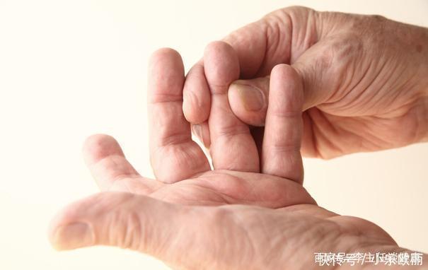 血脂高的人,出现4个迹象,或是被脑梗“盯”上,希望你一个不占