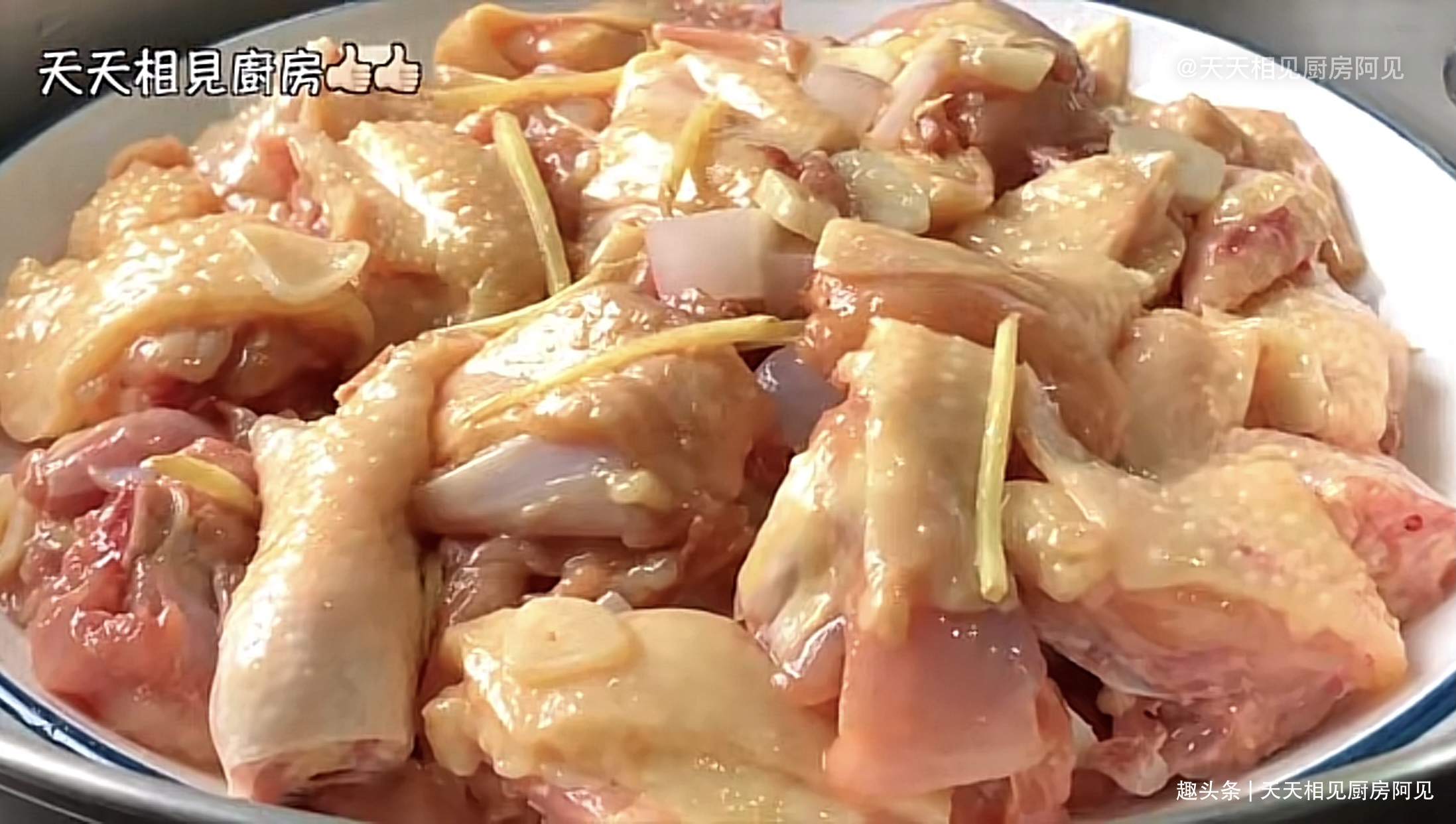 清蒸鸡就是这么简单,做法步骤都在这,鸡肉嫩滑,一只不够吃